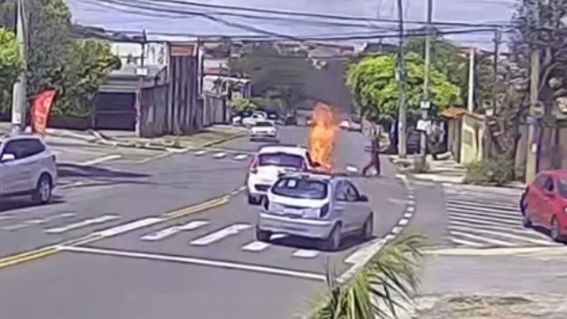 VÍDEO: moto pega fogo após bater em carro em Campinas; motociclista saiu ileso