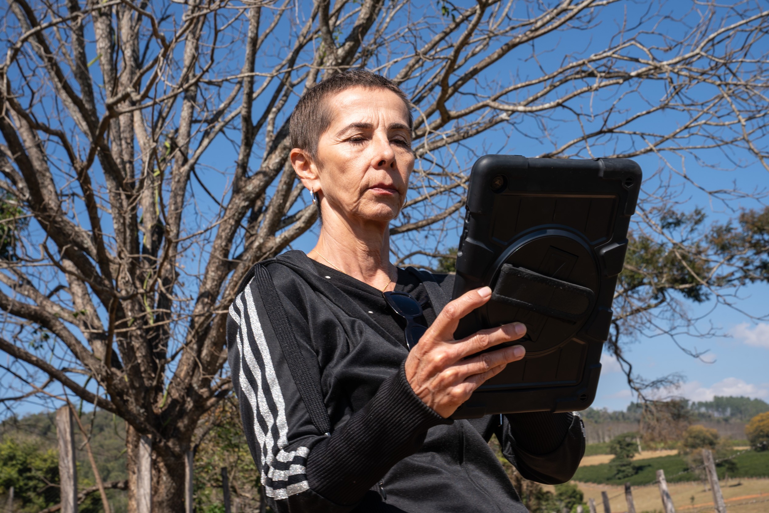 Celiza usa aplicativos de precisão na sua criação de gado leiteiro — Foto: Fábio Tito / g1