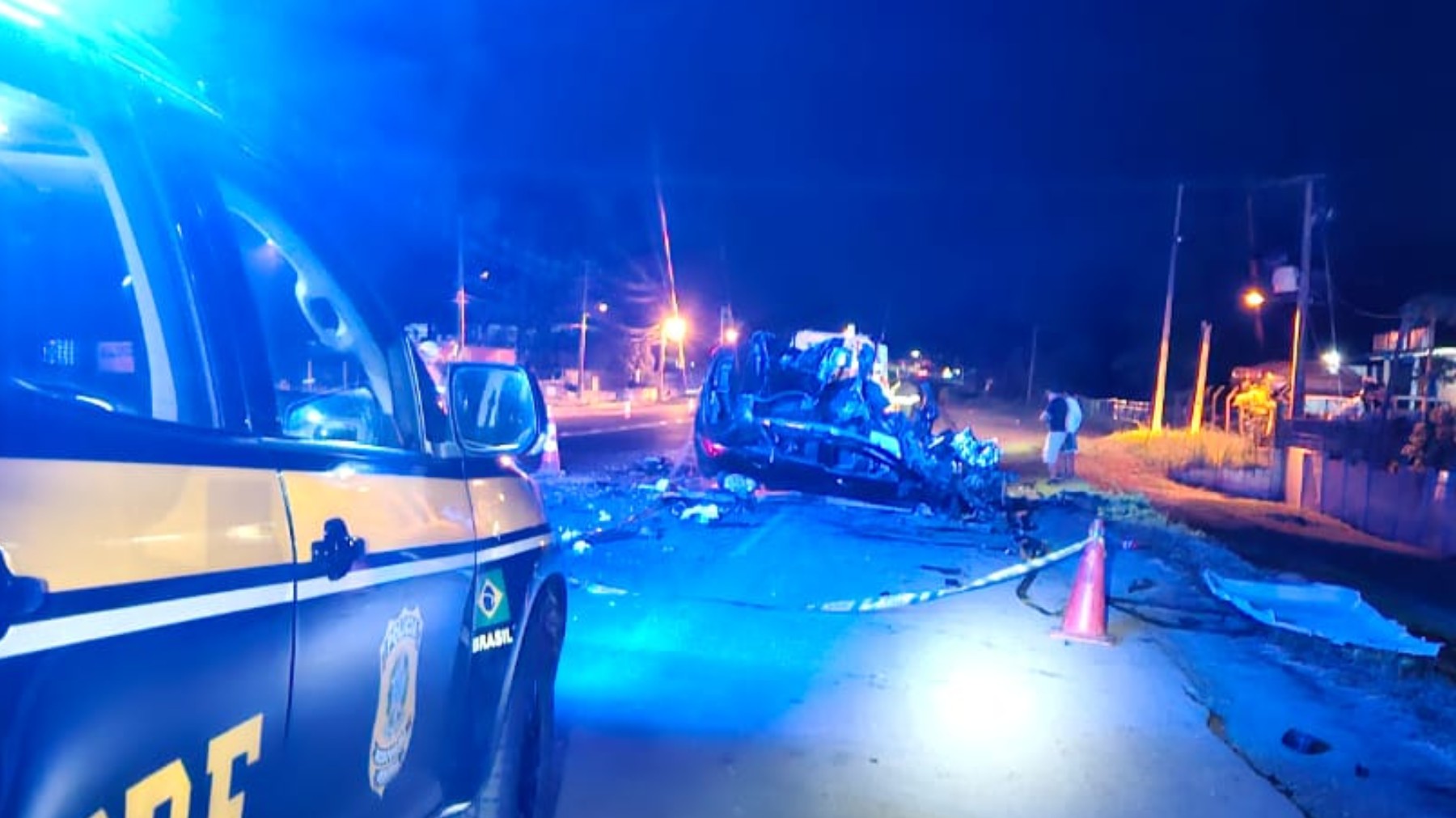 Homem morre após bater de frente com caminhão em trecho urbano de rodovia, no PR; carro ficou destruído