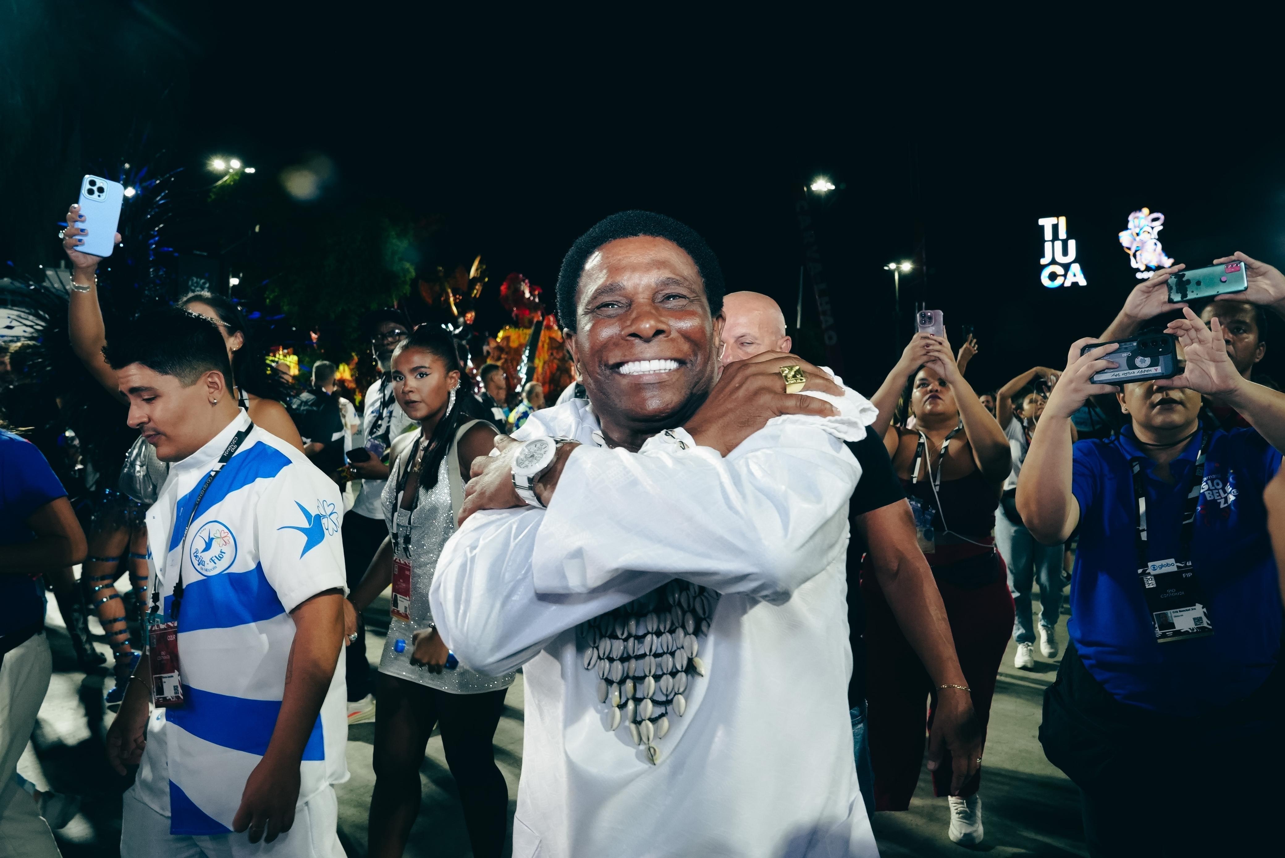 Neguinho da Beija-Flor 'abre alas' para o samba ao cantar pela primeira vez em festival na Capital Nacional do Folclore: 'Estou muito feliz'
