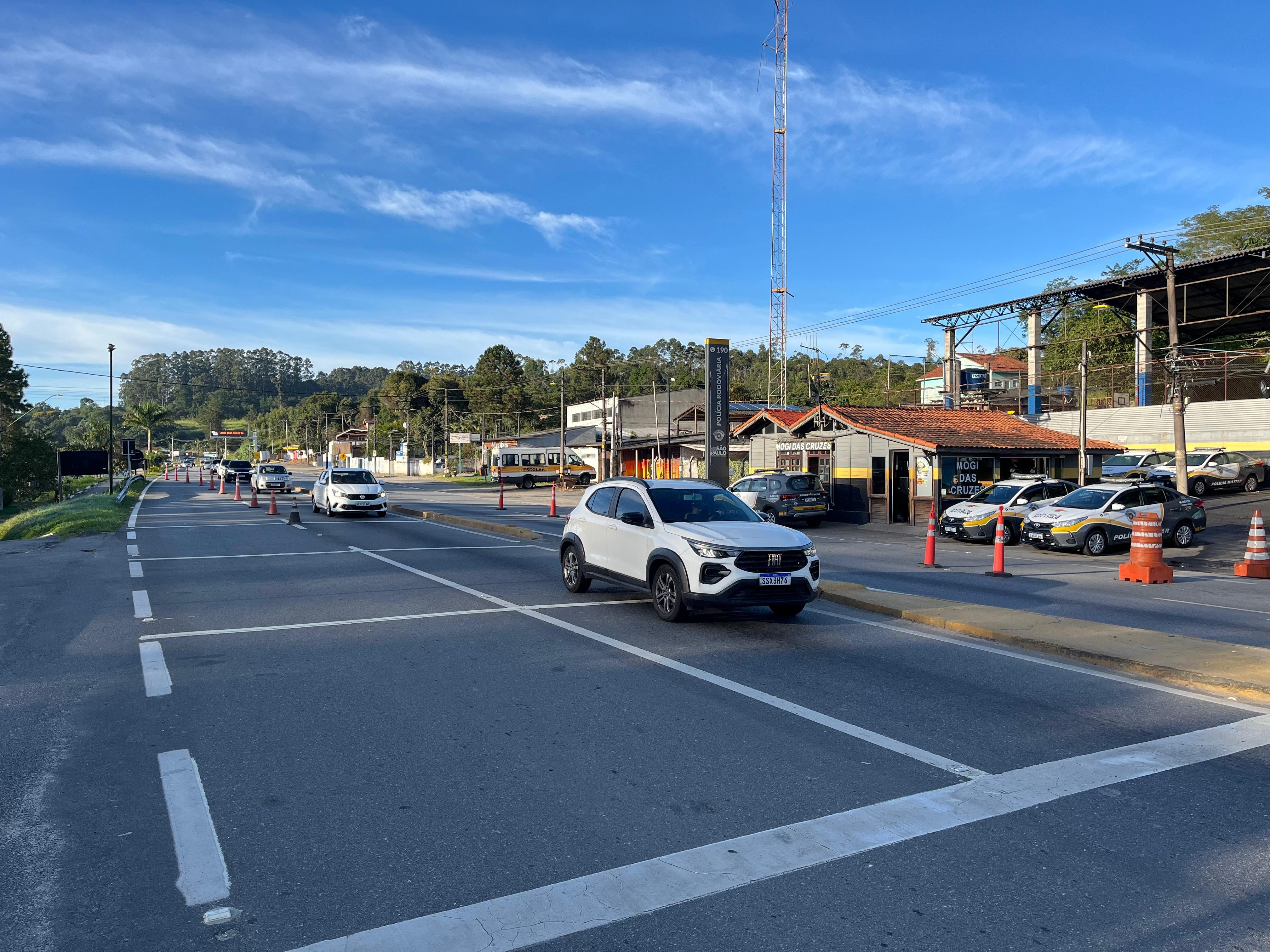 Trânsito é intenso na Mogi-Bertioga durante feriado de Tiradentes