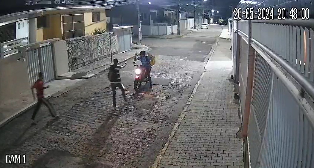 Homens armados assaltam motoboy de João Pessoa e câmeras de segurança flagram ação