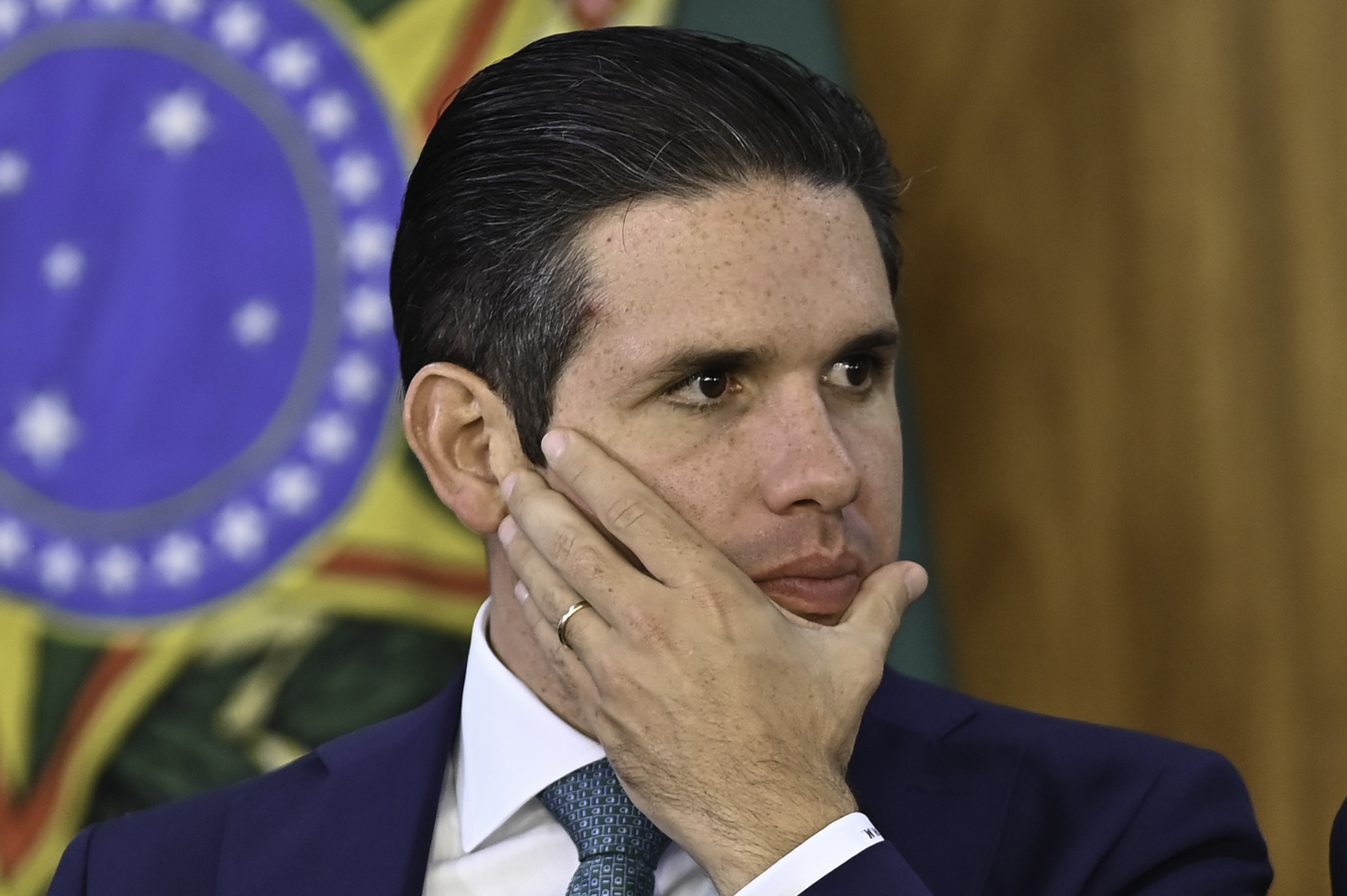 'Não funciono sob ameaça', diz Motta sobre Eduardo Bolsonaro