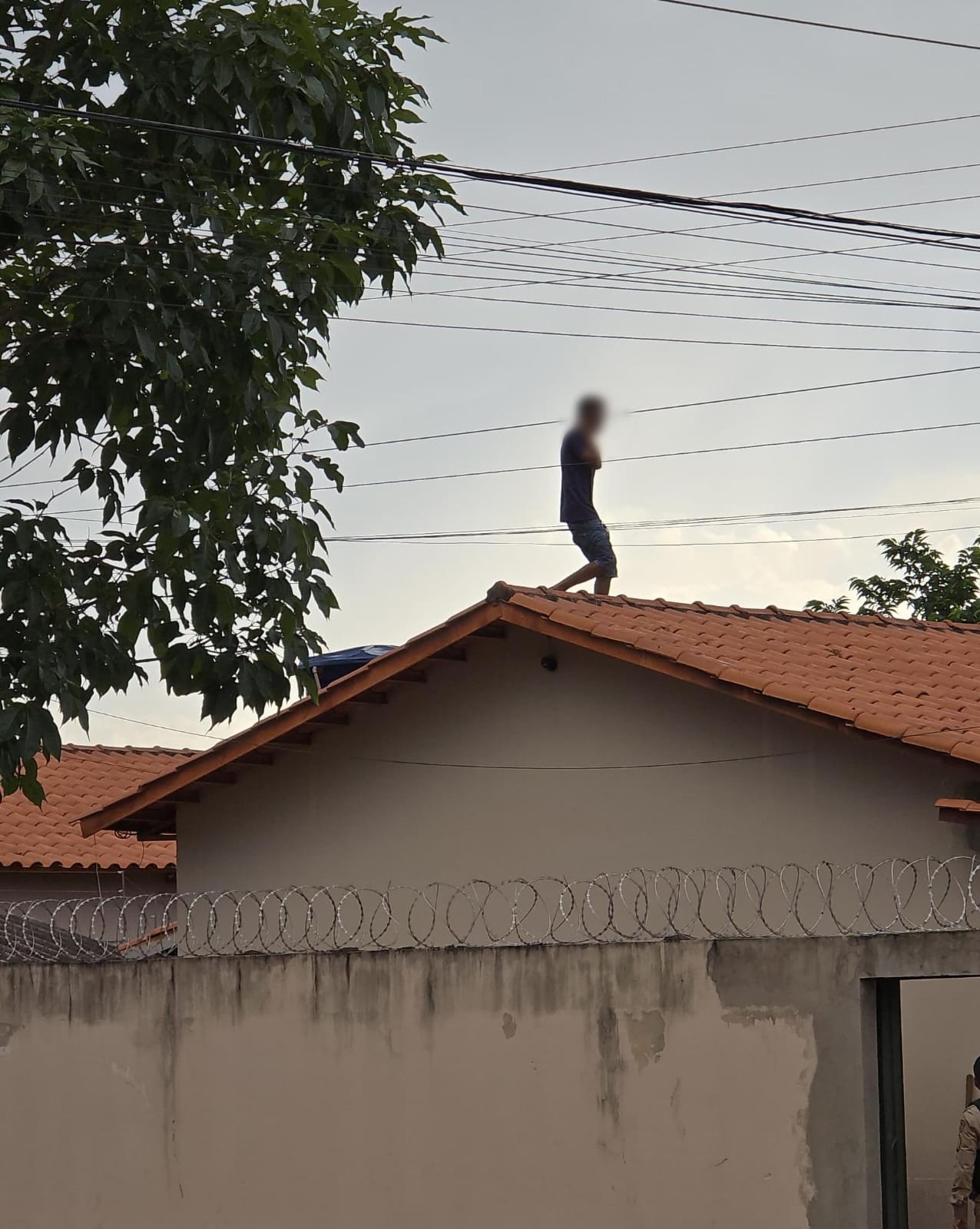 Homem é imobilizado em cima do telhado após PM ser informada de que ele tentou forçar portão para entrar em uma casa 