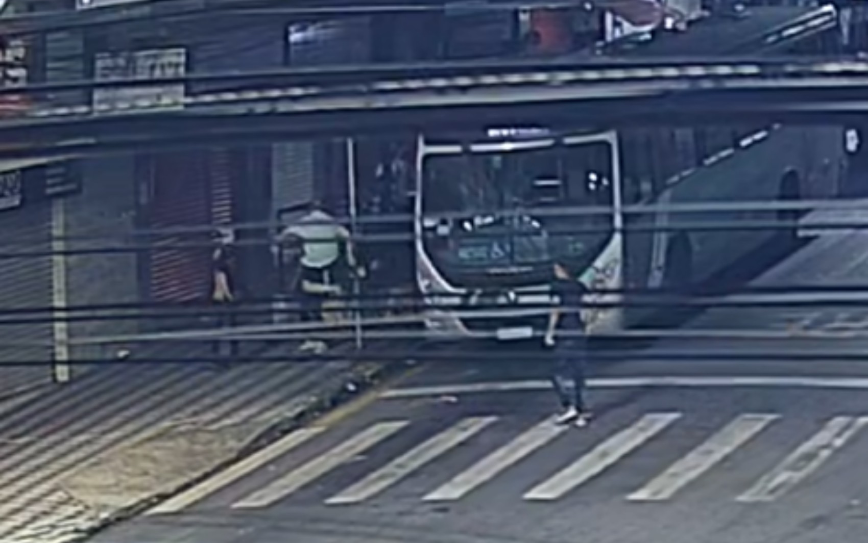 VÍDEO: Homem é agredido por grupo em ponto de ônibus de Pouso Alegre, MG