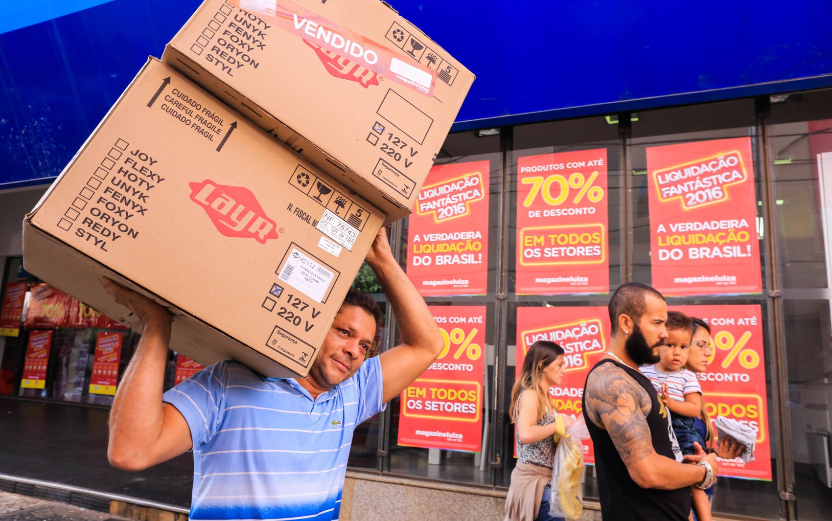 'Compra primeiro, paga depois': endividamento recorde expõe consumo acelerado nas periferias paulistanas