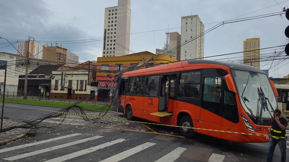 Acidente entre dois ônibus deixa feridos em Curitiba — Foto: Emanuel Pierin/RPC