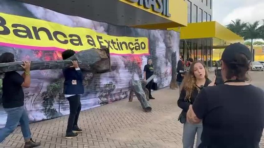 Ambientalistas protestam na sede do BB contra empréstimos concedidos a fazendeiros acusados de desmatamento - Programa: G1 Política 