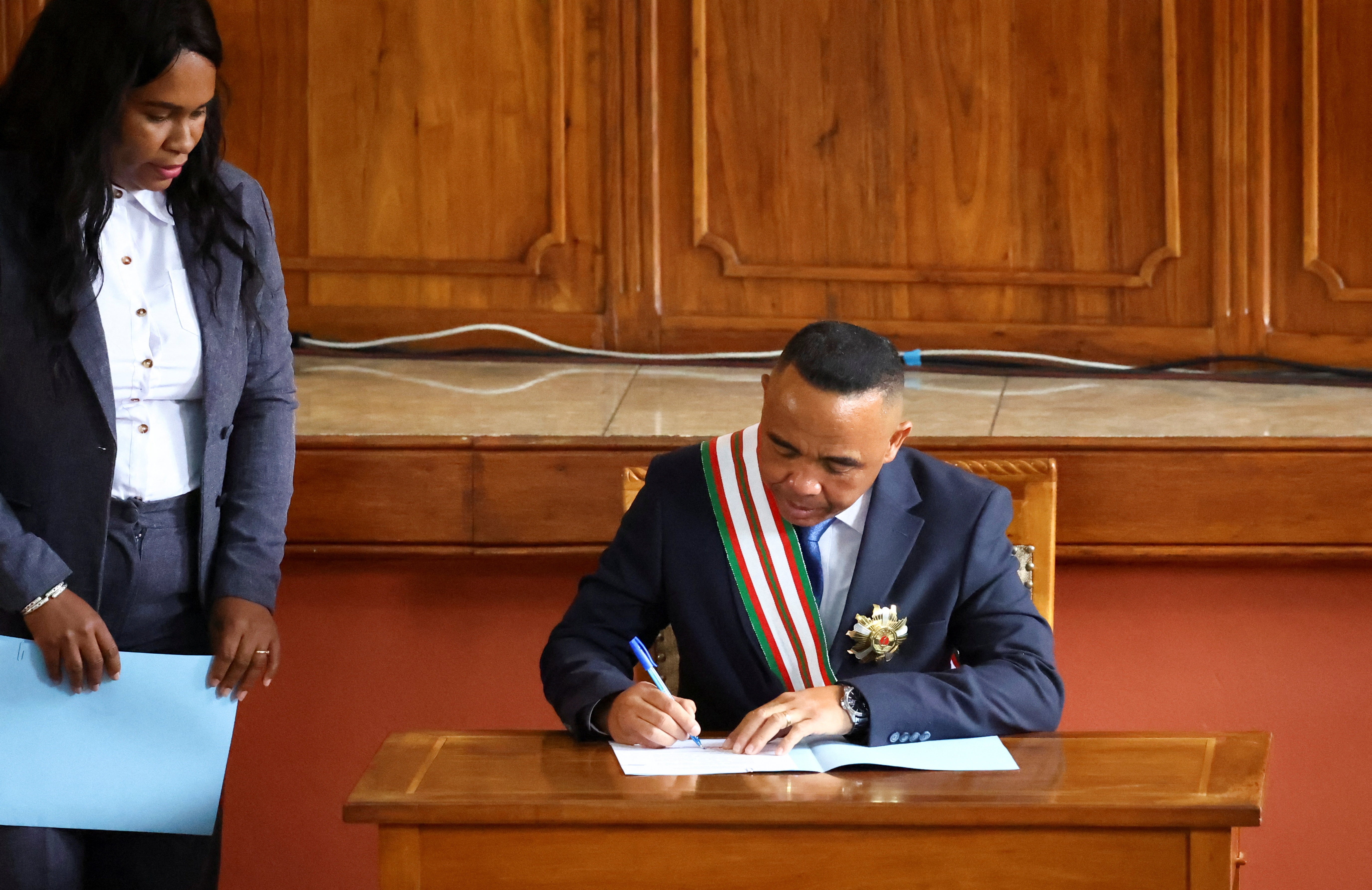 Coronel do Exército de Madagascar é empossado como presidente