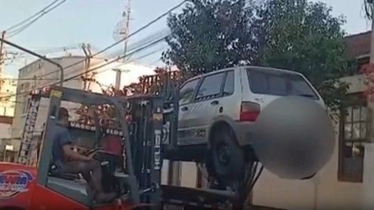 VÍDEO: Carro estacionado em local proibido é removido por empilhadeira no interior de MG