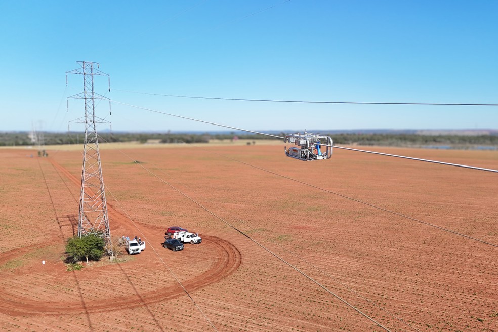 Projeto inédito realizado em linha de transmissão de energia em Rosana (SP) contou com robôs — Foto: ISA Energia Brasil/Divulgação