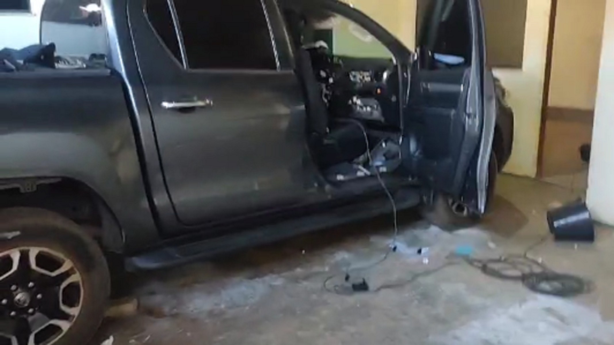 Suspeito de furtar caminhonetes é preso e outros dois são procurados pela Polícia Civil