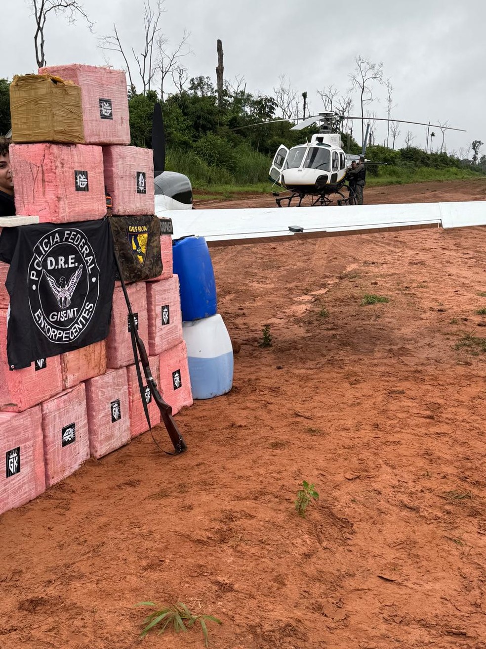 Droga apreendida estava na aeronave preste a decolar em Sinop (MT) — Foto: Ciopaer-MT