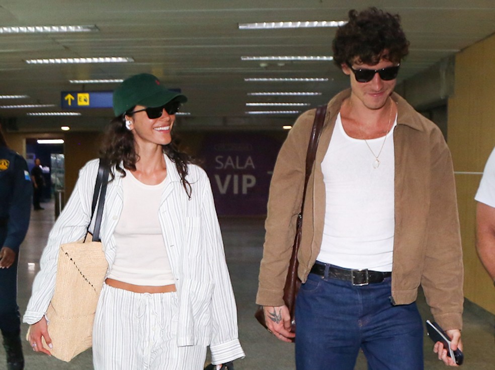 Bruna Marquezine e Shawn Mendes embarcam para Salvador no Rio de Janeiro — Foto: Dilson Silva/AgNews