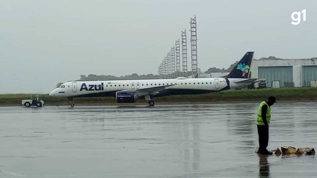 Avião da Azul ultrapassa limite da pista ao pousar em aeroporto de