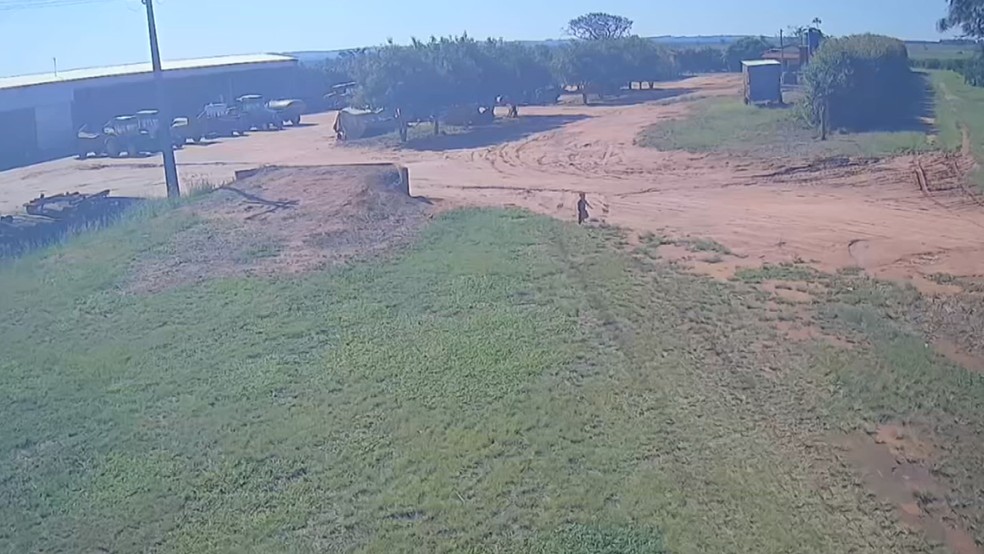 Menino de 2 anos desaparecido em fazenda é encontrado após 12 horas de buscas no interior de SP — Foto: Câmera de segurança