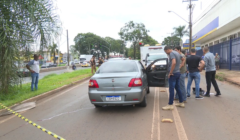 Homens são mortos a tiros dentro de carro na marginal da BR-369, em Londrina — Foto: Reprodução/RPC