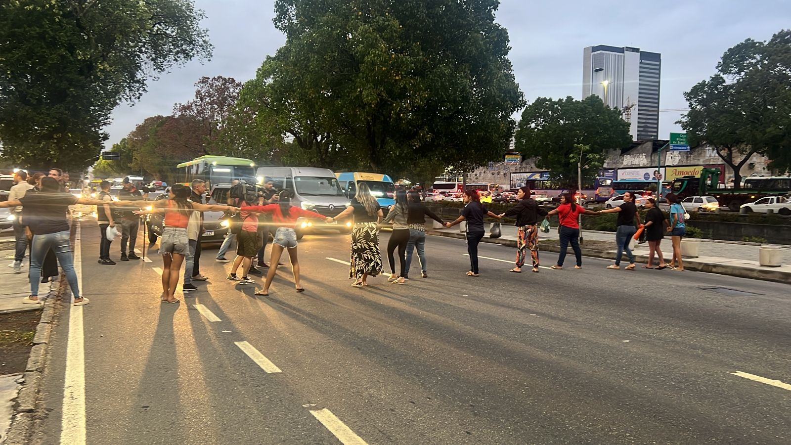 Parentes de mortos em megaoperação protestam em frente ao IML e fecham via