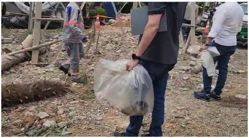 Explosivos chamados "Coconut" são retirados da casa que explodiu no Tatuapé, na Zona Leste — Foto: Felipe Souza/TV Globo