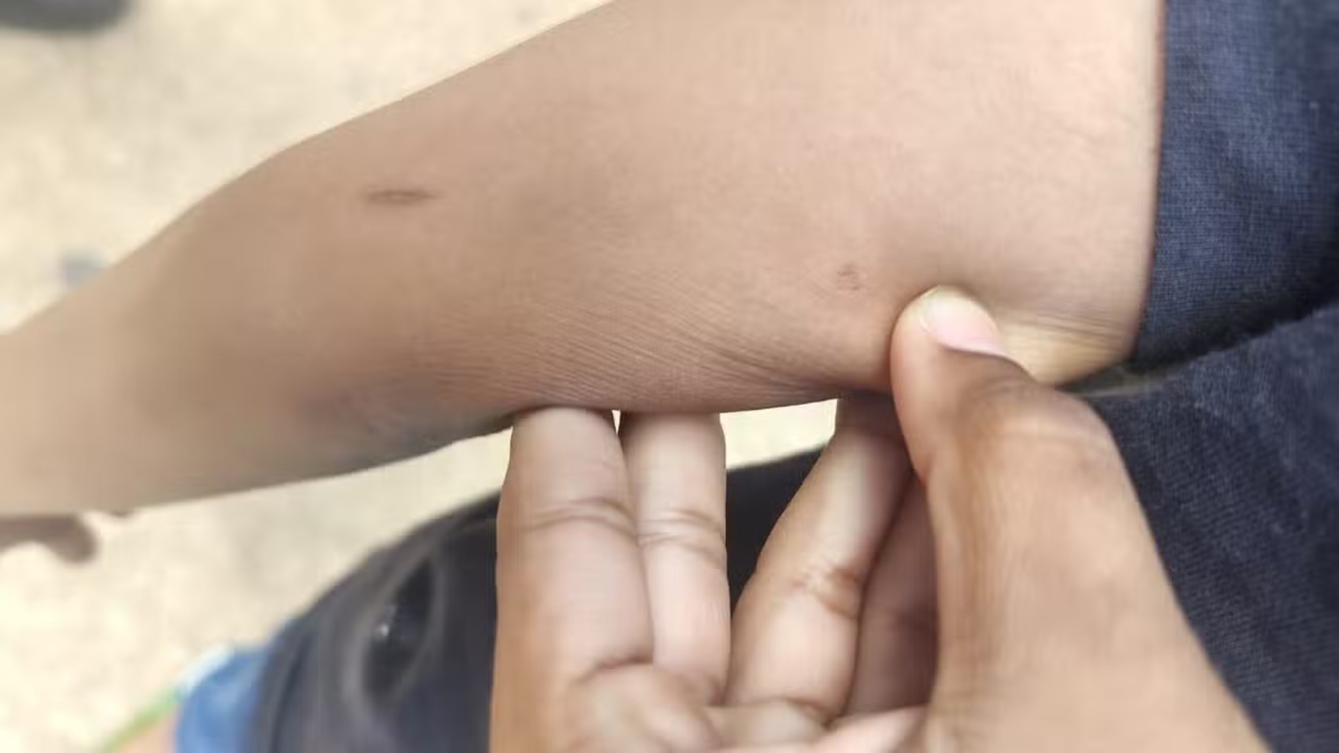 Mulher é presa por agredir criança de 7 anos que bagunçou o cabelo da filha na escola em MG