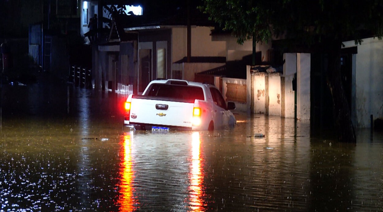 VÍDEO: chuva provoca enxurrada e deixa motorista ilhado em carro no interior de SP
