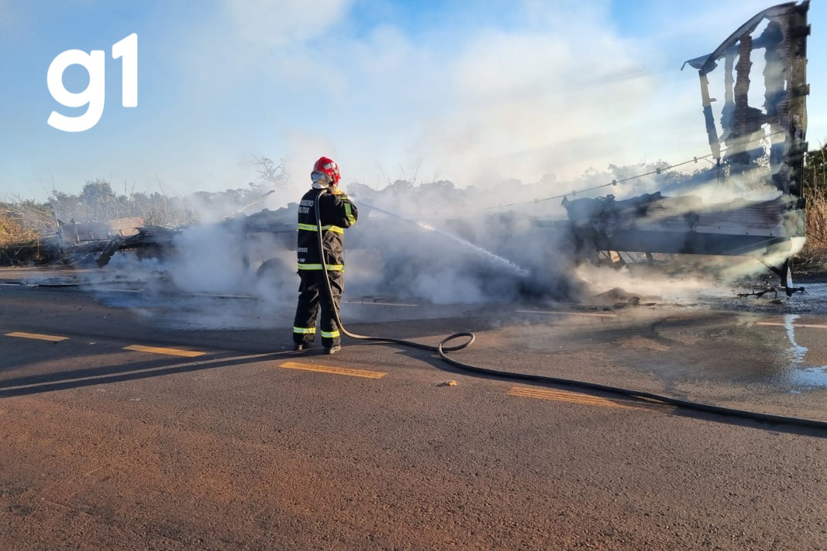 Carreta carregada com óleo vegetal é destruída após pegar fogo em MT