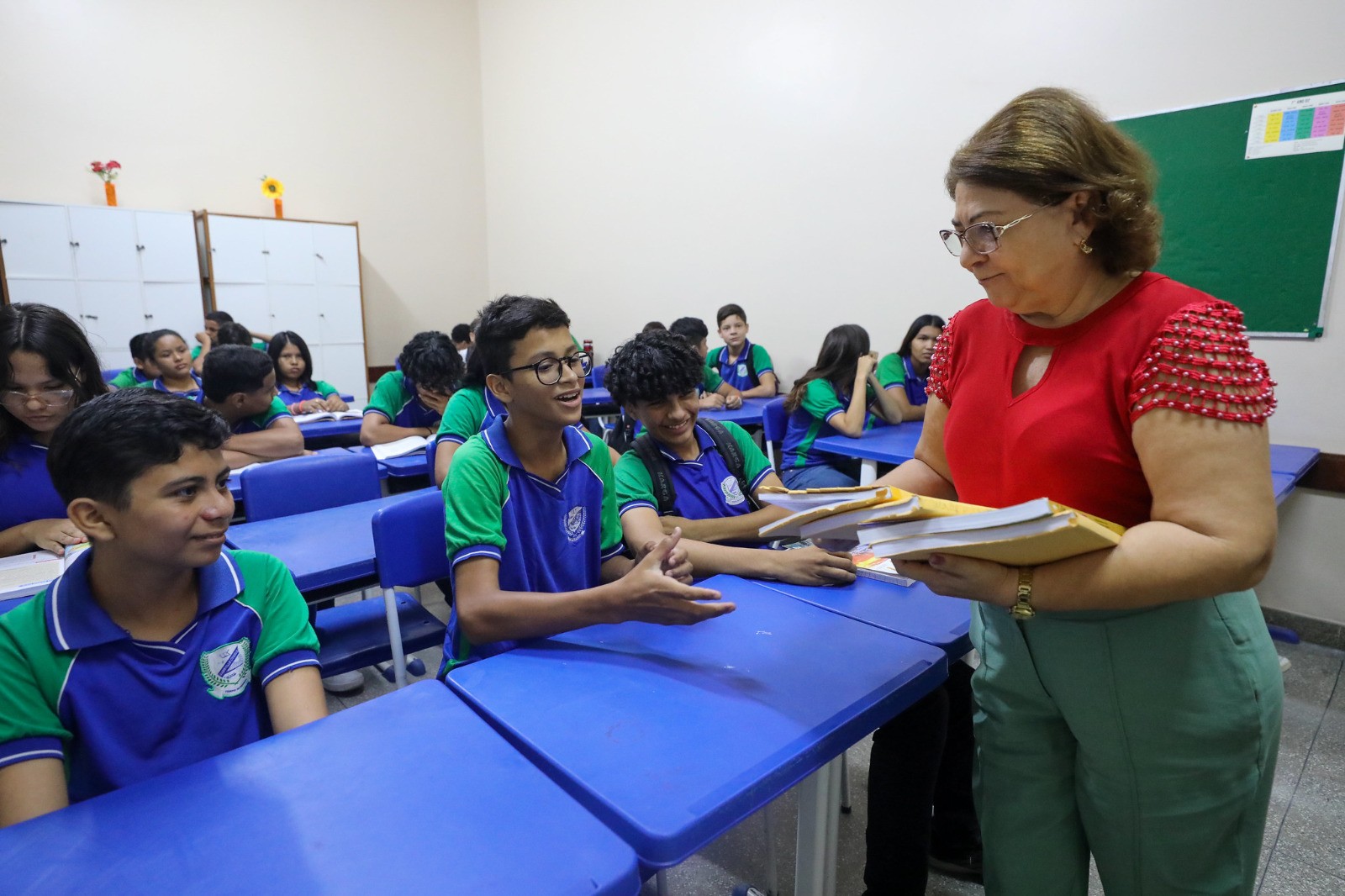 Governo do AM paga progressões a mais de 2 mil professores e pedagogos da rede pública; veja datas