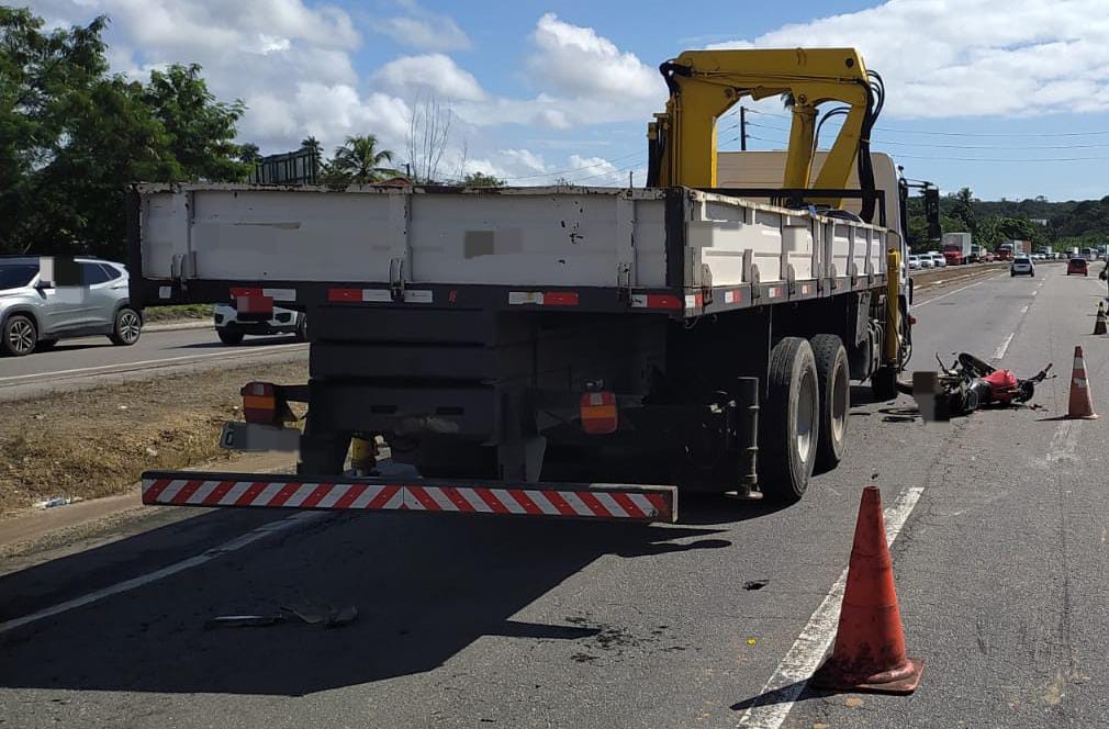 Motociclista sem habilitação morre atropelado por caminhão na BR-101, em Jaboatão dos Guararapes