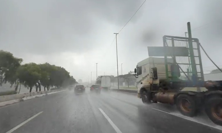 Chuva forte deixa cidade de SP em estado de atenção para alagamentos nesta sexta