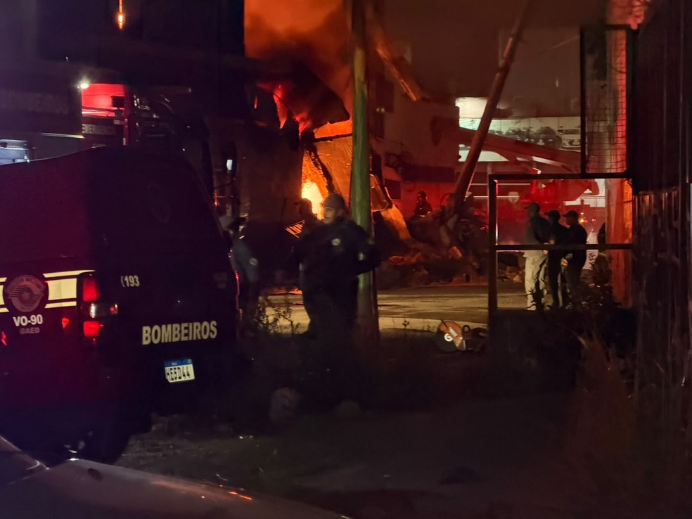 Incêndio em galpão no Cambuci, Centro de SP — Foto: Abraão Cruz/TV Globo
