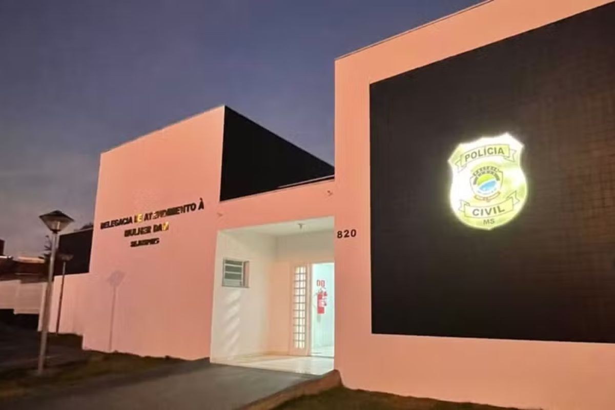 Homem é preso por atrair adolescente com doces e dar celular escondido para cometer abuso em MS