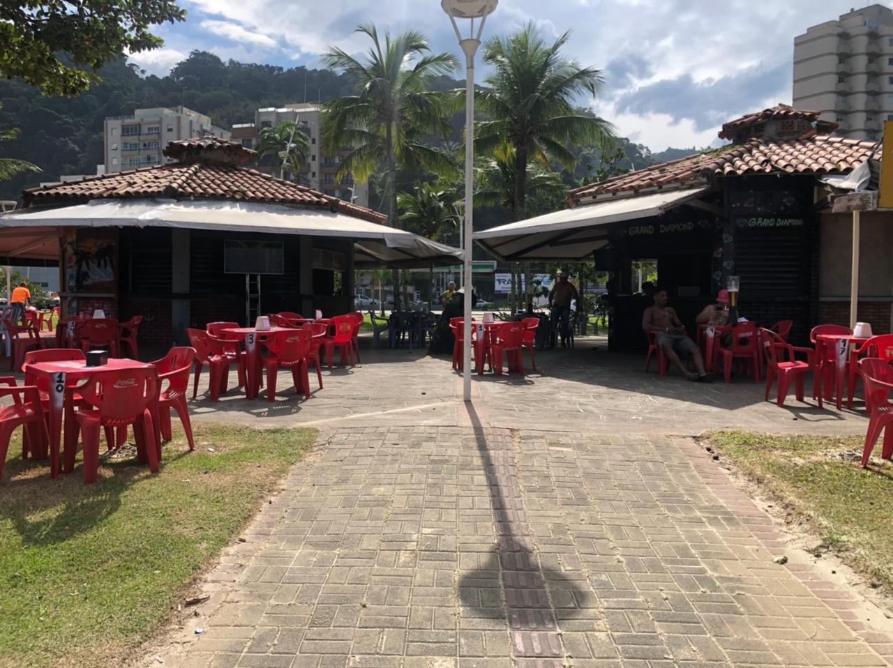 Justiça suspende desocupação de quiosques em praia de São Vicente; multa pode chegar a R$ 100 mil