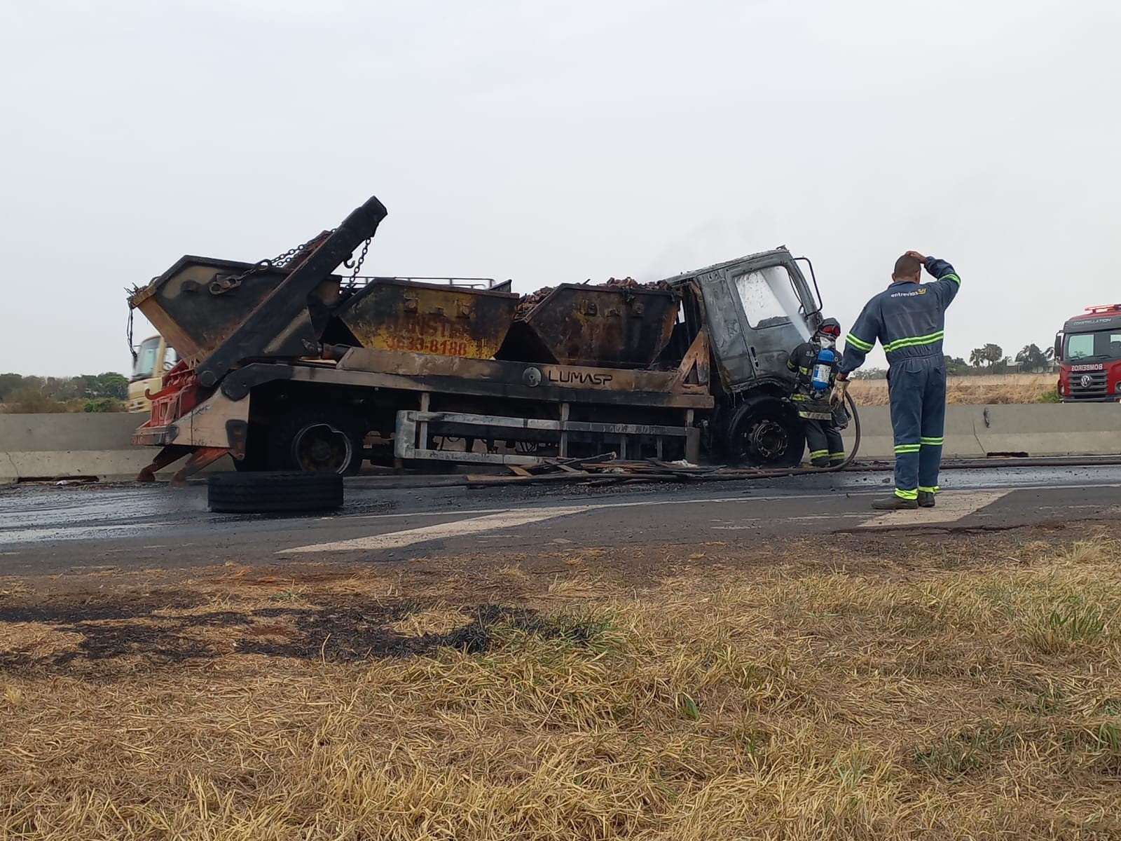 Caminhão com caçambas de lixo pega fogo no Anel Viário Sul de Ribeirão Preto