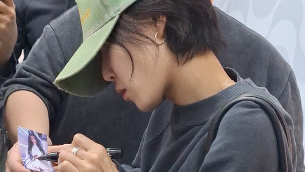 Hwasa, do Mamamoo, chega ao Brasil para o Rock in Rio e autografa exame de urina e guardanapo; artista ganhou biscoito Globo e paçoca