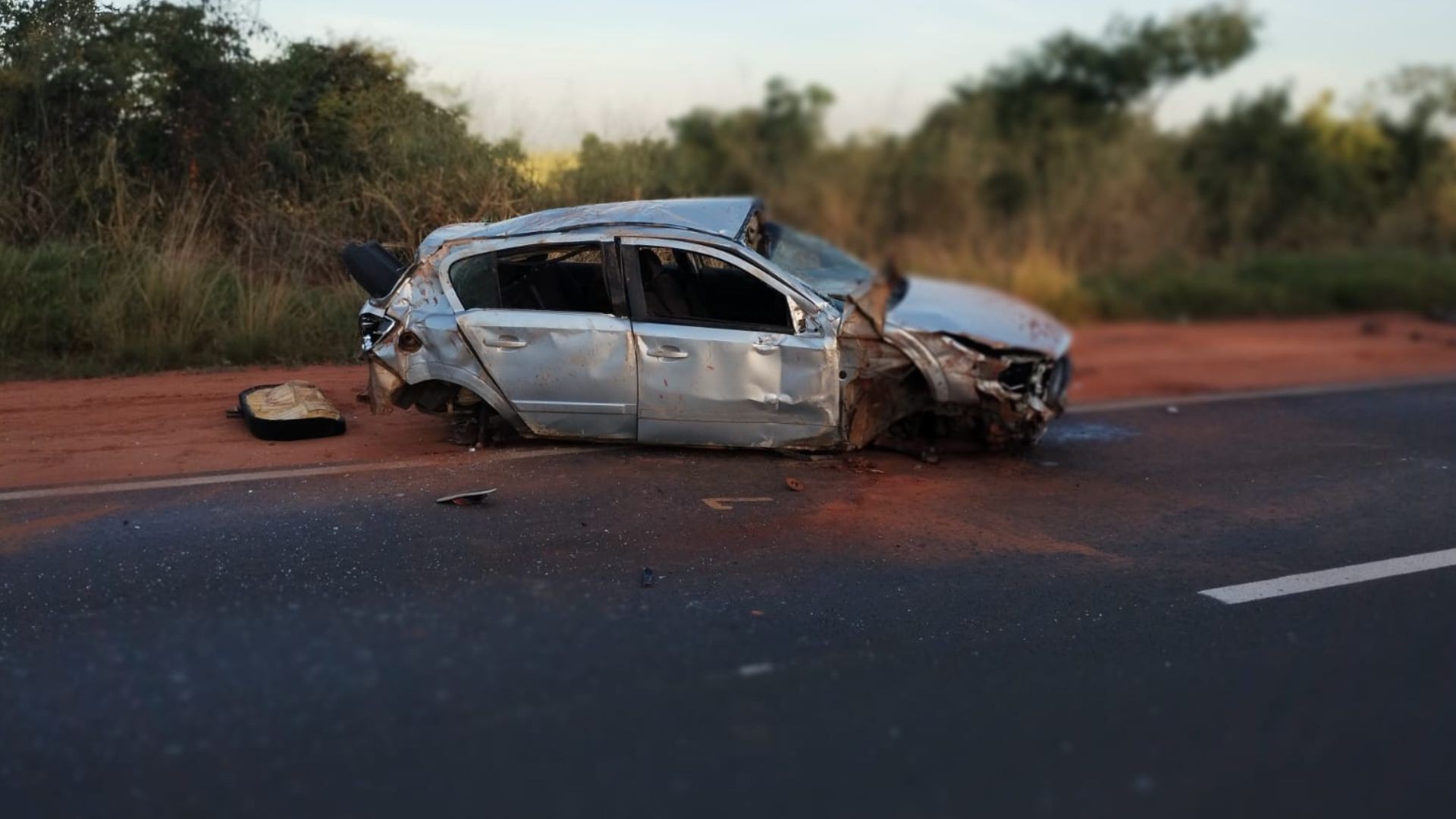 Adolescente morre e outras quatro pessoas ficam feridas após carro conduzido por motorista embriagado capotar em rodovia