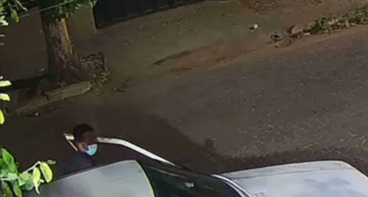 Homem monitorado por tornozeleira eletrônica usa máscara e furta carro em Governador Valadares