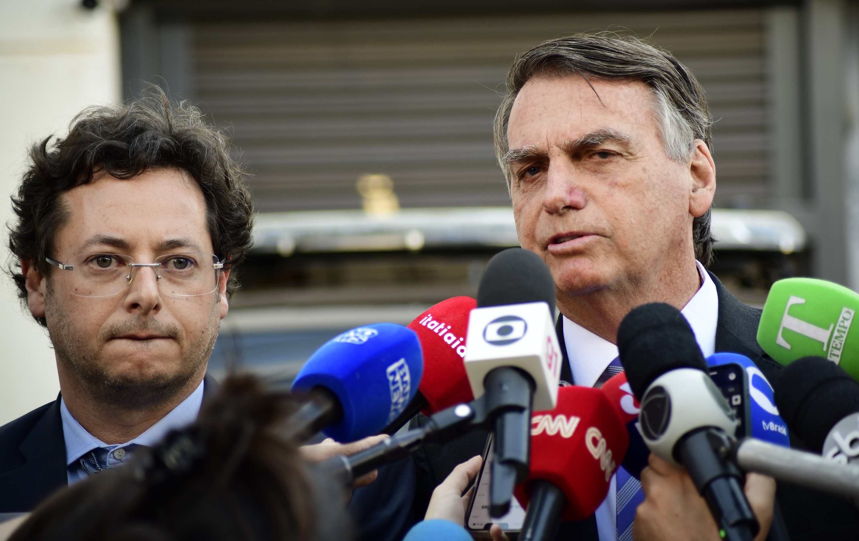 Bolsonaro entregará passaporte e cumprirá ordem de não manter contato com investigados, diz advogado