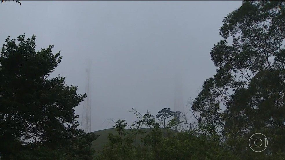 Antena de celular ( esquerda) que identificou ltimo sinal emitido pelo celular de passageira do helicptero desaparecido em SP — Foto: Reproduo/TV Globo
