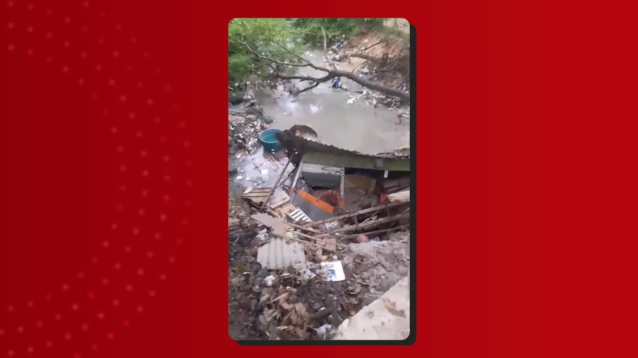 Casa próxima a igarapé desaba durante forte chuva na Zona Leste de Manaus 
