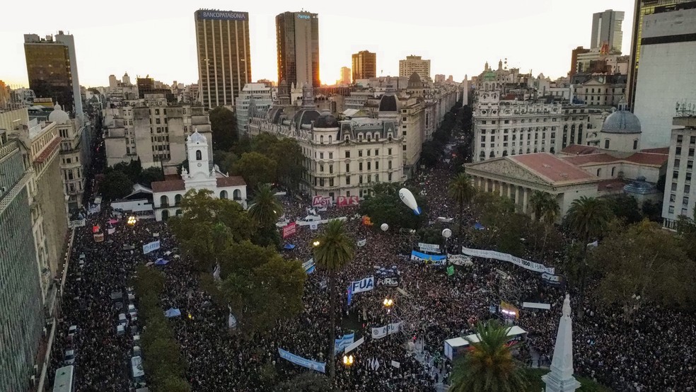 Estudantes argentinos protestam contra cortes do governo Milei no orçamento de universidades públicas, em 23 de abril de 2024. — Foto: Agustin Marcarian/Reuters