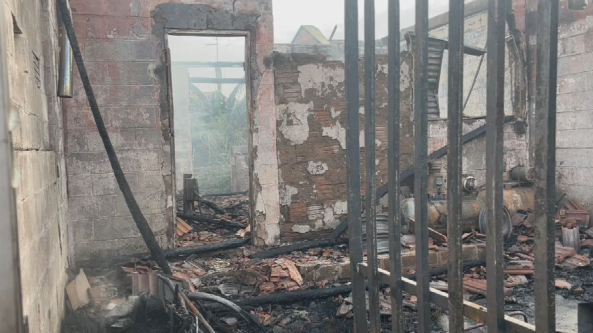 VÍDEO: casas na mesma rua pegam fogo e morador sobe no teto para tentar conter as chamas em Ilha Solteira 