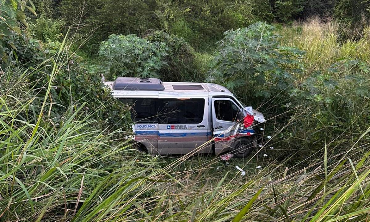 Dez vítimas de acidente entre van e caminhonete seguem internadas na BA; duas foram transferidas 