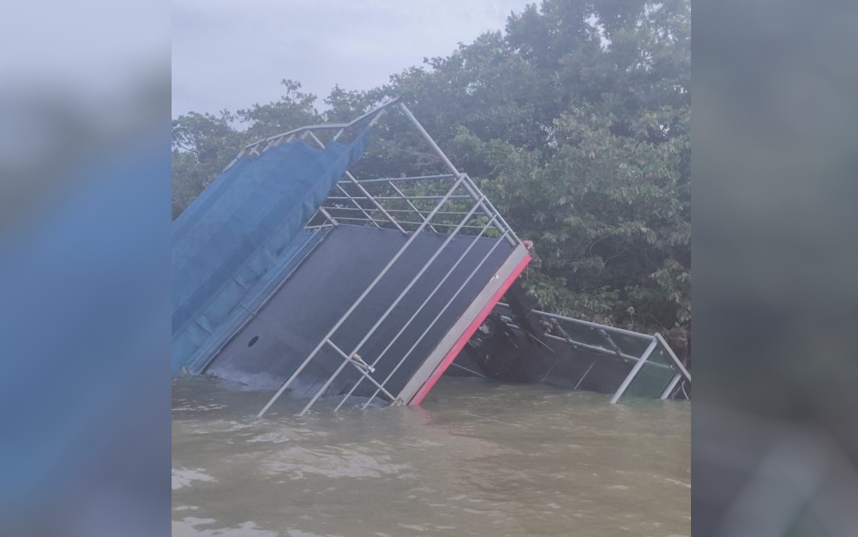 Catamarã com mais de 20 pessoas afunda após bater em pedra em rio de Goiás; vídeo mostra resgate