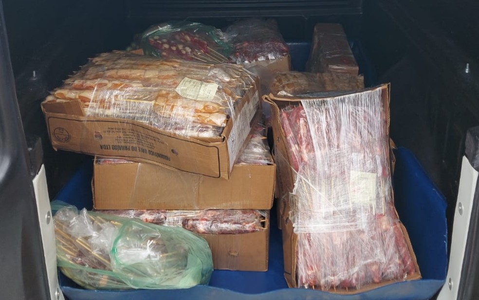 Sem refrigeração, 1.825 espetinhos de carne são apreendidos durante transporte irregular em Uberaba — Foto: PMRv/Divulgação