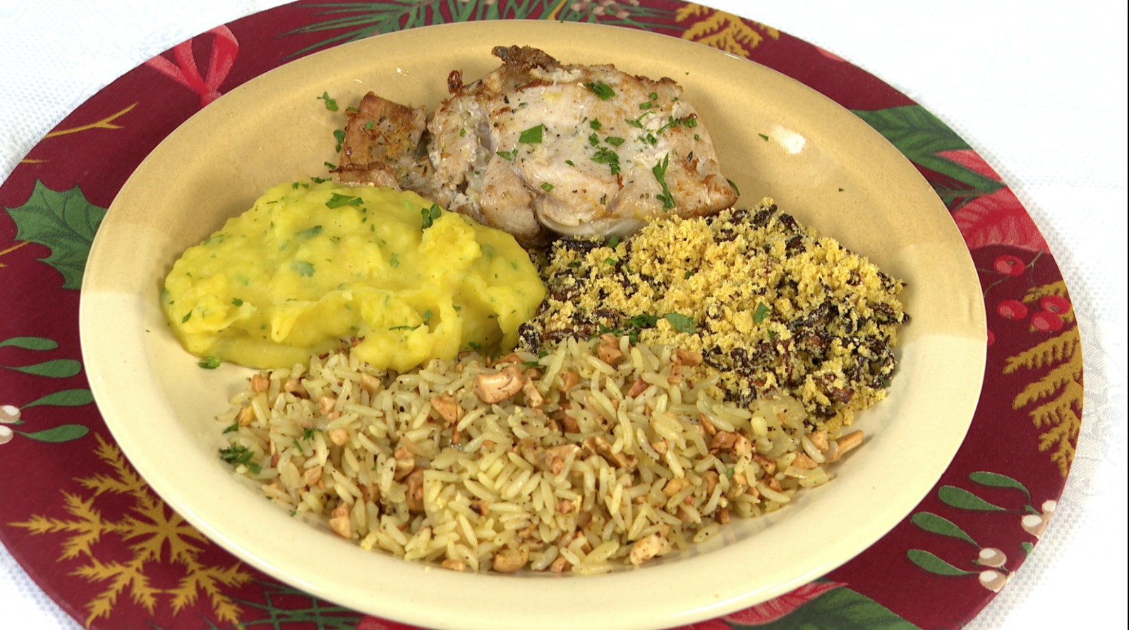 Aprenda a preparar um filé de dourado com arroz de açafrão com castanha de caju, farofa de dendê e purê de batata salsa