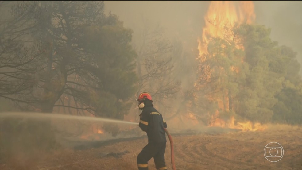 Na Grécia, bombeiros enfrentam pelo quarto dia seguido um incêndio florestal perto da capital Atenas — Foto: Jornal Nacional/ Reprodução