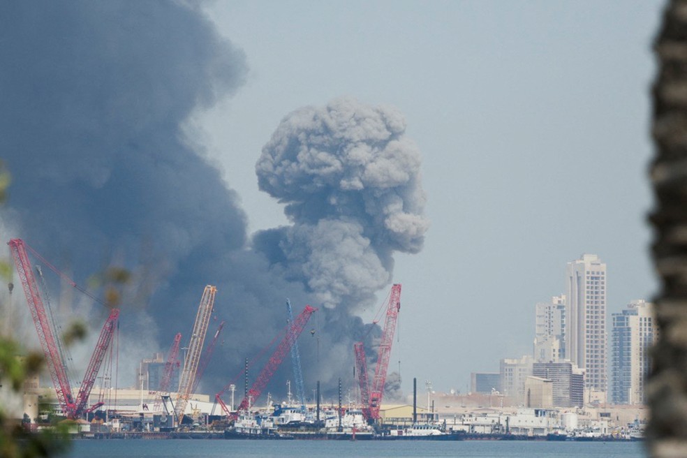 Fumaça é vista em base Bahrein em suposto ataque do Irã em retaliação aos ataques dos EUA e Israel — Foto: Reuters