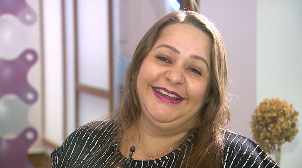 Professora de 45 anos entra no 6º mês de gestação dos netos gêmeos em Serrana, SP