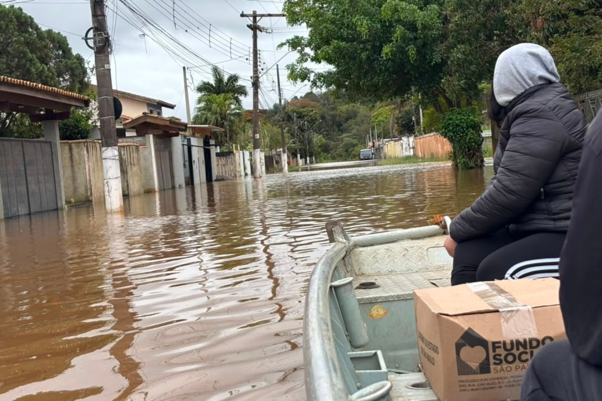 Bairros de Atibaia ficam com ruas alagadas após forte chuva