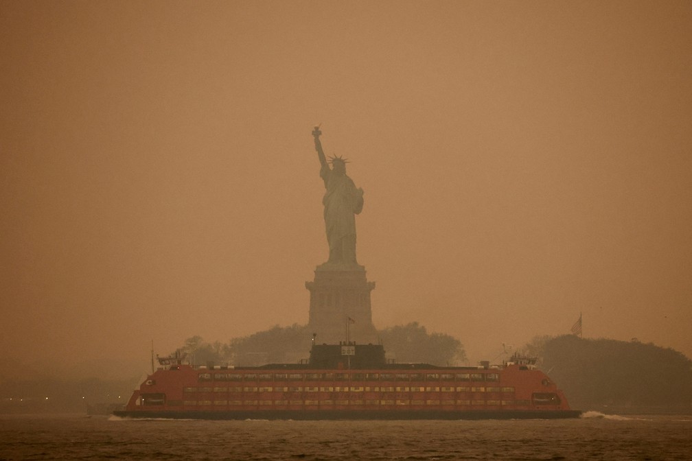 Estátua da Liberdade, em Nova York, coberta em fumaça, em 7 de junho de 2023 — Foto: Amr Alfiky/Reuters